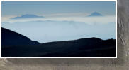 links Iztacc�huatl (5286 m), rechts Popocat�petl (5452 m)