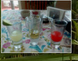 links Limonensaft, in der Mitte der Tequila, rechts was das sie Sangrita nennen. Soll nicht gemischt werden, sondern je nach Gusto davon genippt werden. Habe aber schon die H�lfte davon weg genippt.