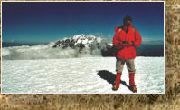 Gipfel; im Hintergrund Illimani (6462m), 2002